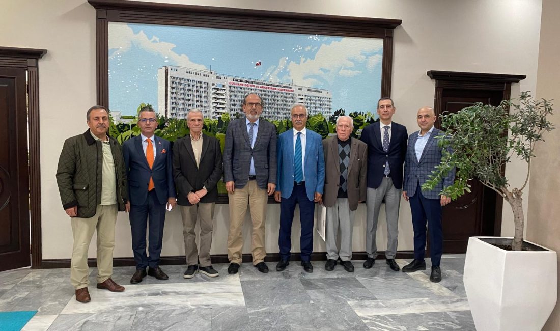 Kahramanmaraş Eğitim Vakfı Başkanı Mahmut Bayazıt ve beraberindeki vakıf heyeti,