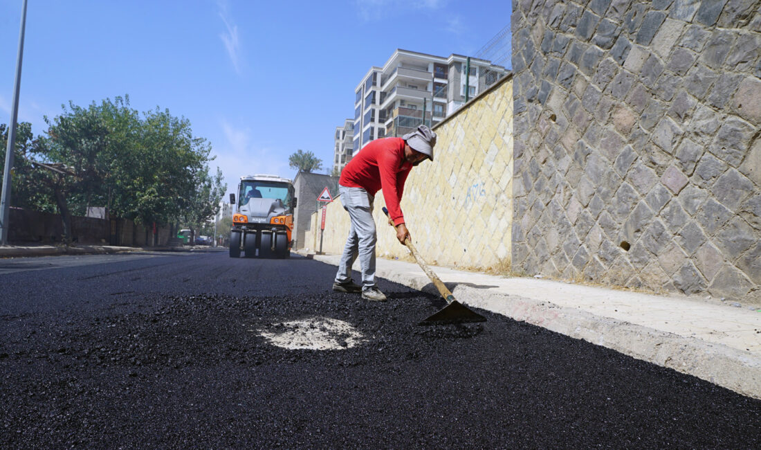 Büyükşehir Belediyesi, Onikişubat Kâtip Çelebi Caddesi’nde sıcak asfalt mesaisini sürdürüyor.