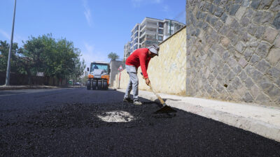 Büyükşehir Belediyesi, Onikişubat Kâtip Çelebi Caddesi’nde sıcak asfalt mesaisini sürdürüyor.
