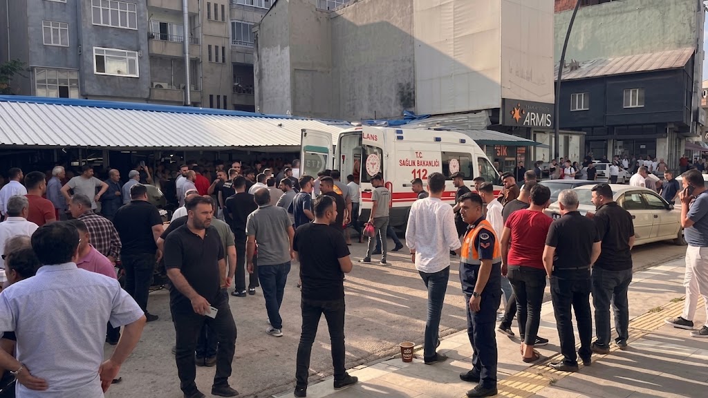 Kahramanmaraş’ın Afşin ilçesinde çıkan silahlı kavgada 3 kişi yaralandı. Yaralılardan