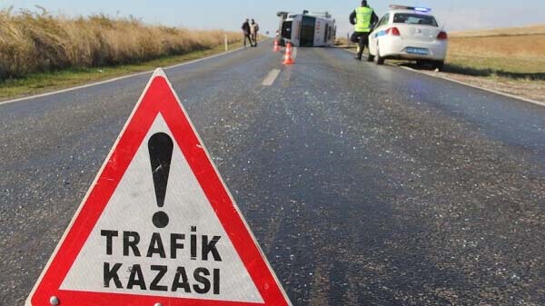 Kahramanmaraş-Narlı karayolunda otomobilin sulama tankerine çarpması sonucu meydana gelen trafik
