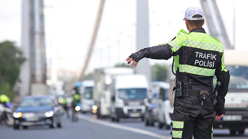 Kahramanmaraş’ın Elbistan ilçesinde emniyet güçlerinin yürüttüğü trafik denetimlerinde polisin "dur"