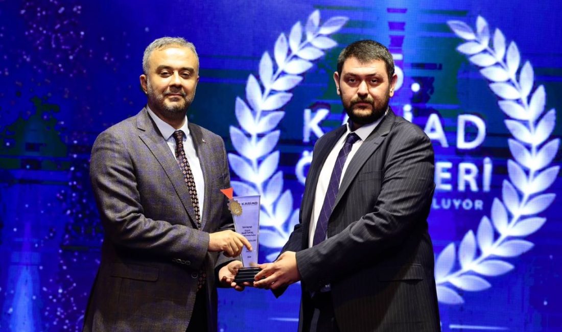 Kahramanmaraş’ta düzenlenen 5. KASİAD Ödülleri’nde Onikişubat Belediyesi’nin Ahır Dağı’nın zirvesine