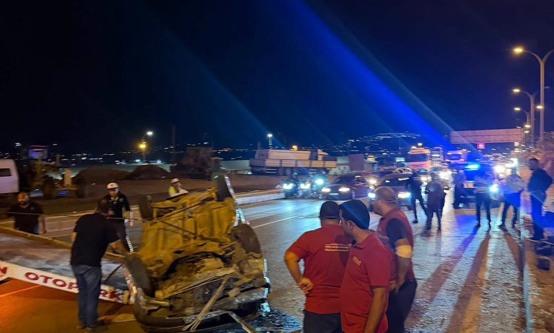 Kahramanmaraş’ın Onikişubat ilçesinde kontrolden çıkan bir otomobilin refüjdeki ağaca çarparak