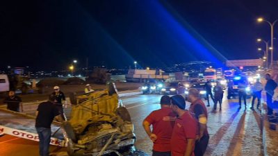 Kahramanmaraş’ın Onikişubat ilçesinde kontrolden çıkan bir otomobilin refüjdeki ağaca çarparak