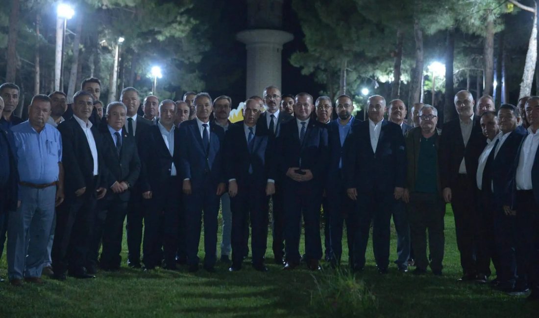 AK Parti Kahramanmaraş Milletvekili Vahit Kirişci, Dulkadiroğlu ilçesinde muhtarlarla bir