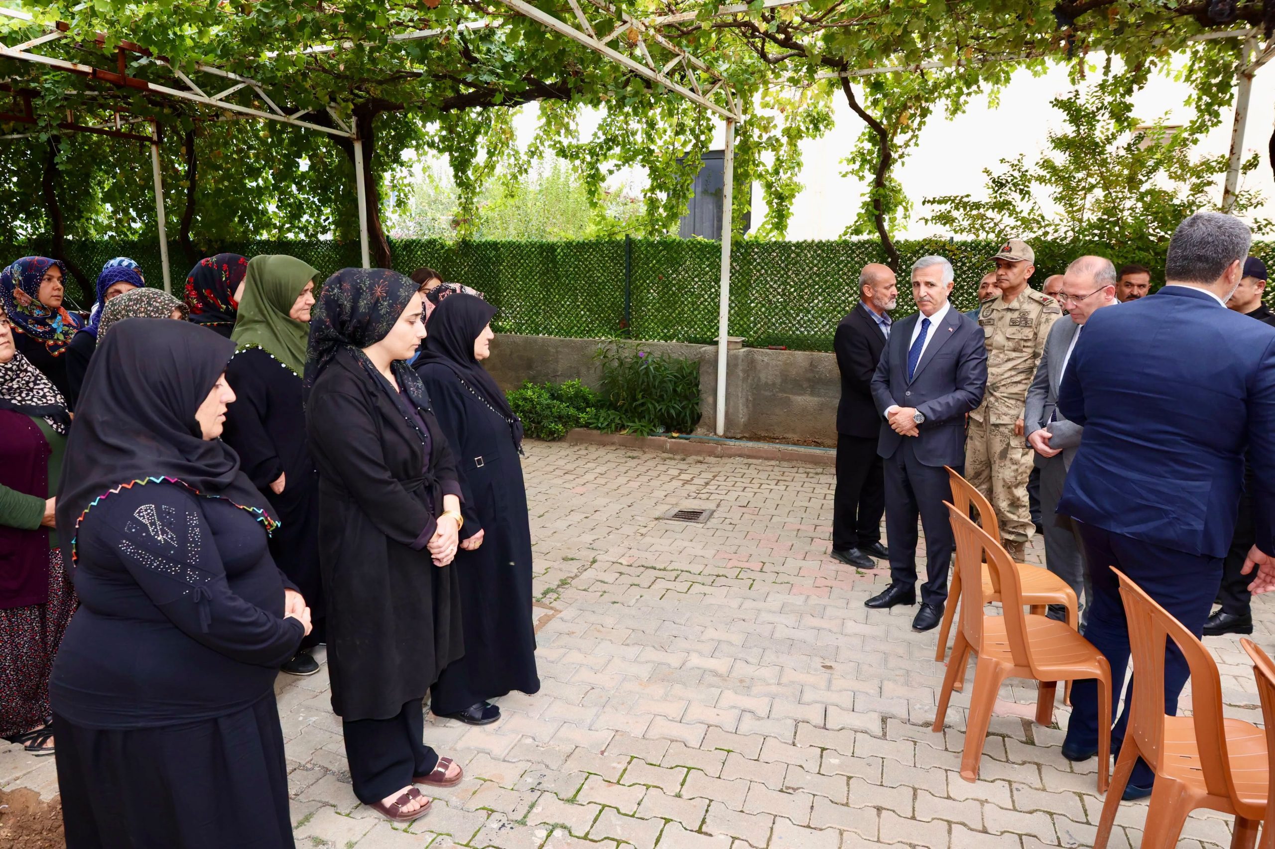 Vali Mükerrem Ünlüer’den Türkoğlu'nda Taziye Ziyareti: Merhum Polis Memuru Seyfullah Orçan'ın Ailesine Başsağlığı 2 846073342 1118721730609262 3730264684588542176 n scaled
