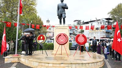 Cumhuriyet Bayramı kutlamaları, Atatürk Anıtı’na çelenk sunma töreniyle başladı.