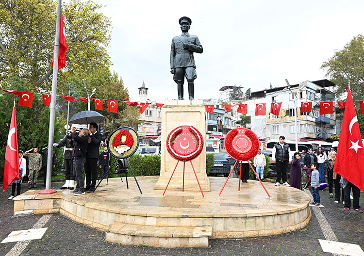 Cumhuriyet Bayramı kutlamaları, Atatürk Anıtı’na çelenk sunma töreniyle başladı.