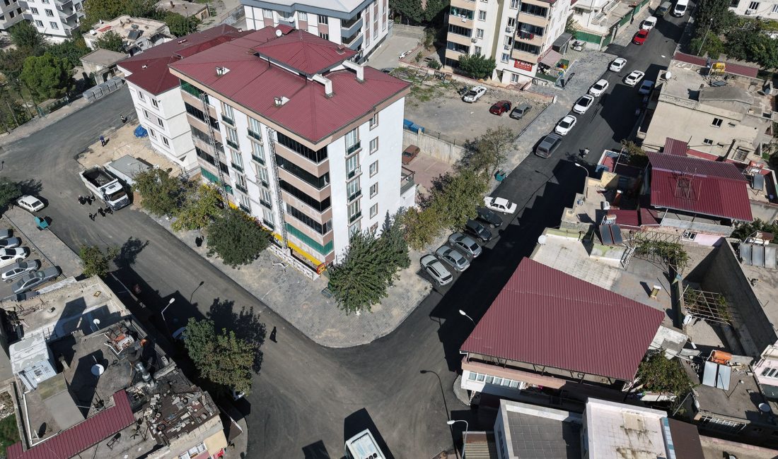 Büyükşehir Belediyesi, Dulkadiroğlu Divanlı Mahallesi’nde tamamlanan altyapının ardından yolları da
