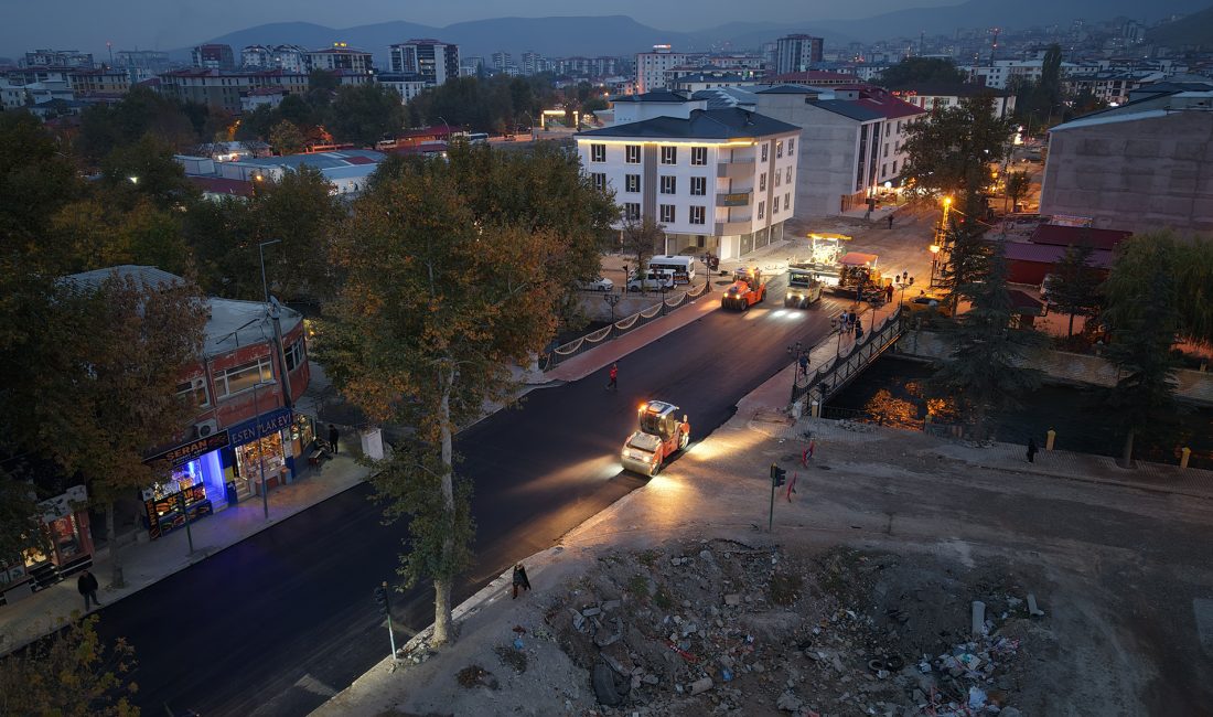 Büyükşehir Belediyesi, Elbistan’ın ulaşımdaki can damarlarından Dulkadiroğlu Caddesi’nin asfaltını baştan