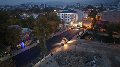 Büyükşehir Belediyesi, Elbistan’ın ulaşımdaki can damarlarından Dulkadiroğlu Caddesi’nin asfaltını baştan