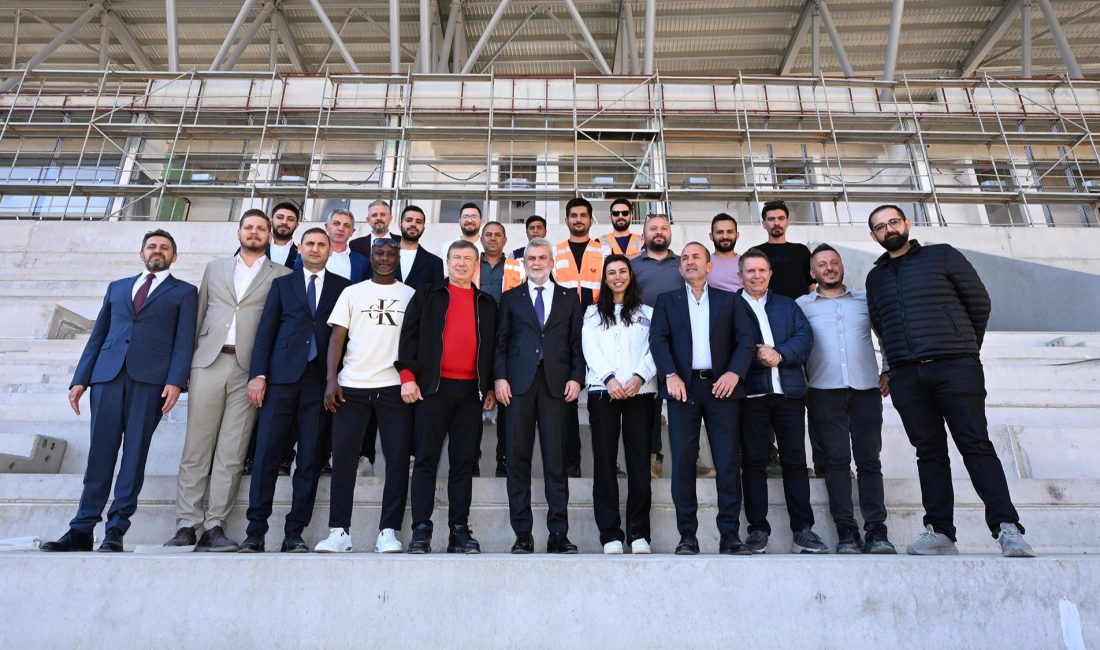 
Büyükşehir Belediye Başkanı Fırat Görgel, Türk futbolunun efsane isimleri Mehmet