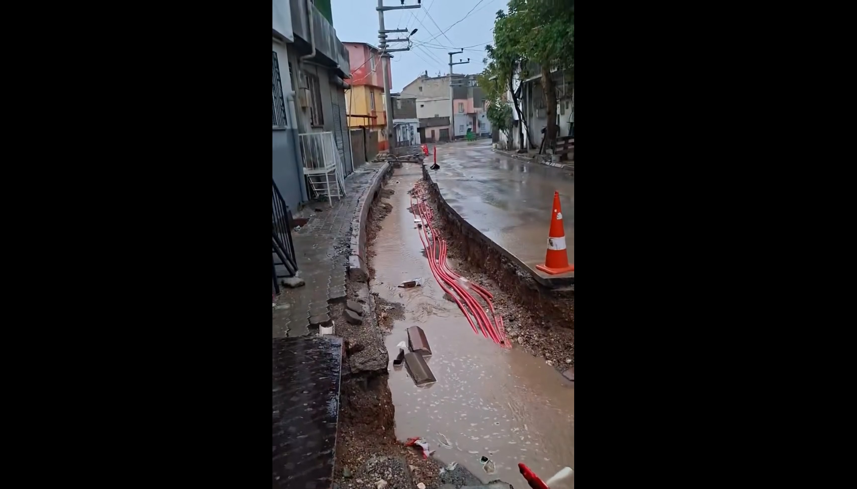 Kahramanmaraş’ta altyapı çalışması kapsamında AKEDAŞ tarafından kazılan yolun yaklaşık 2