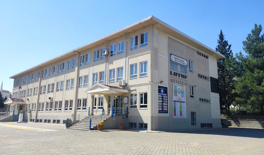 Kahramanmaraş’ın Onikişubat ilçesinde, okul çevresinde hissedilen şüpheli koku nedeniyle büyük