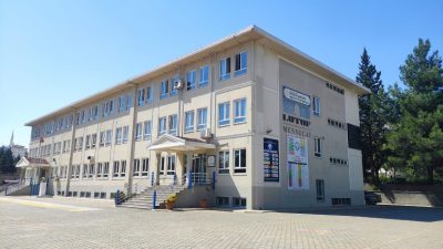 Kahramanmaraş’ın Onikişubat ilçesinde, okul çevresinde hissedilen şüpheli koku nedeniyle büyük