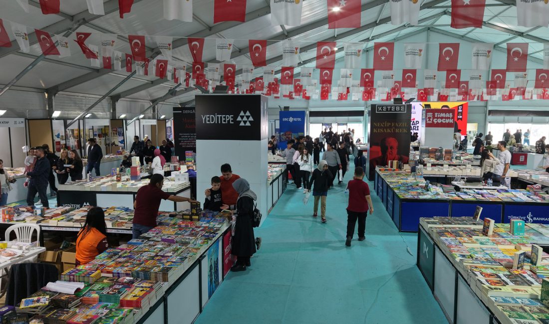 Büyükşehir Belediyesinin ev sahipliğinde düzenlenen 11. Uluslararası Kahramanmaraş Kitap Fuarı,