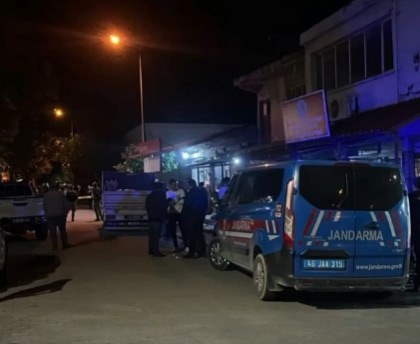 Kahramanmaraş’ın Türkoğlu ilçesinde akşam saatlerinde çıkan alacak verecek kavgasında bir