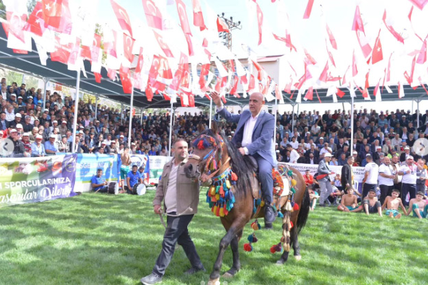 Kahramanmaraş’ta düzenlenen 15. Bertiz Baydemirli Geleneksel Kısa Şalvar Güreş Festivali’ne